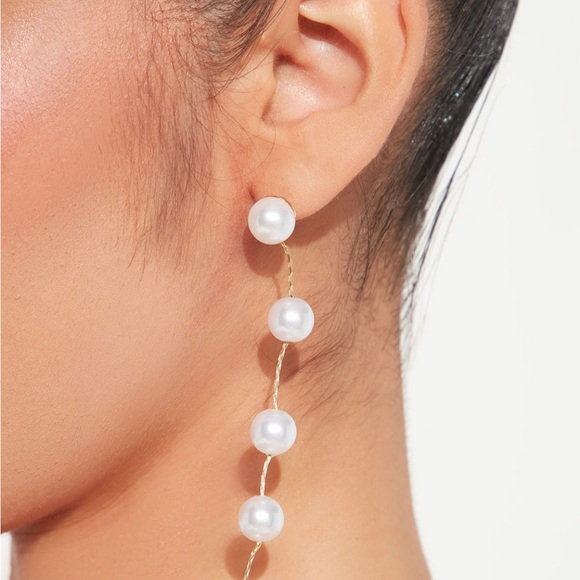Falling white pearl earrings - Picture 1 of 3